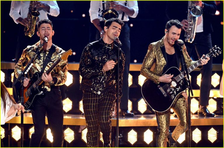 Jonas Brothers’ Grammys performance gets loudest cheers from Priyanka Chopra, Sophie Turner and Danielle Jonas. Watch