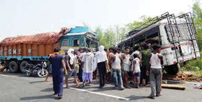 1 killed, 10 injured as bus collides with truck in Bengal
