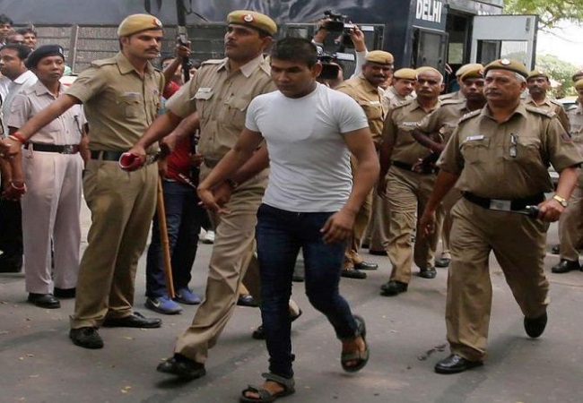 Dec 16 Delhi rape convict Vinay Sharma bangs his head against wall