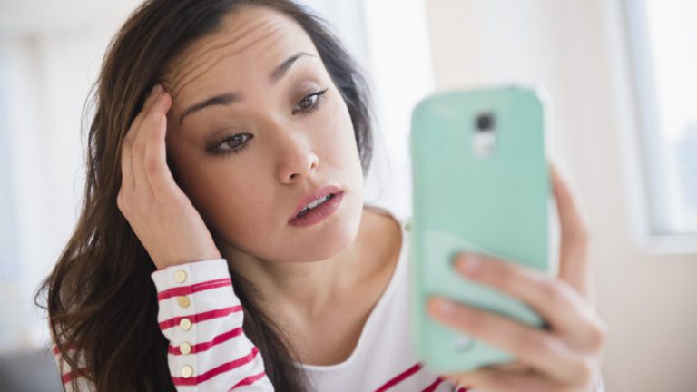 Researchers say smartphone use can make headaches worse